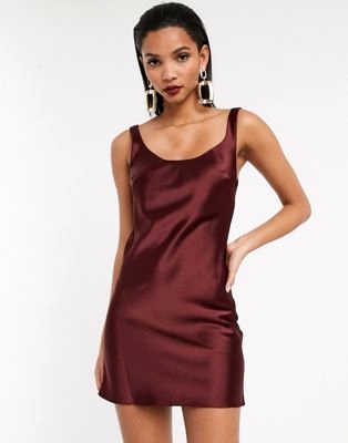 Атласное бордовое платье-комбинация с овальным