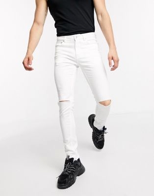 Белые супероблегающие джинсы с прорехами