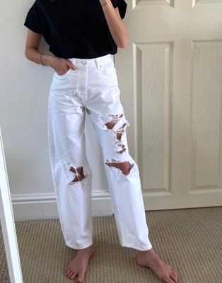 Белые свободные джинсы в винтажном