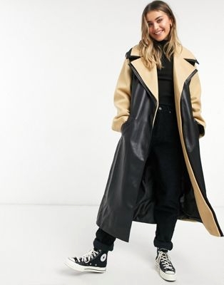 Бежево-черное пальто из комбинированной искусственной