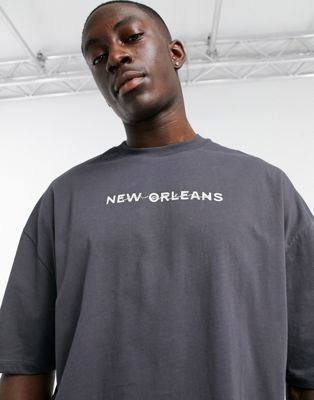Бежевая oversized-футболка из вискозы с глубоким V-образным вырезом