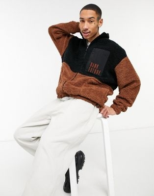 Бежевая трикотажная oversized-водолазка в рубчик