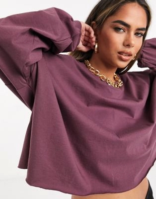 Кроп-топ в стиле oversized с широкими рукавами