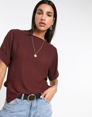 Oversized-футболка шоколадного цвета с отворотами на рукавах