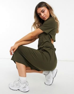 Платье-футболка миди в стиле oversized цвета темный хаки с вырезом на спине