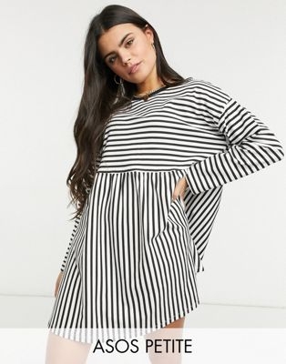 Платье в стиле super oversized в черно-белую полоску с присборенной юбкой и длинными рукавами Petite