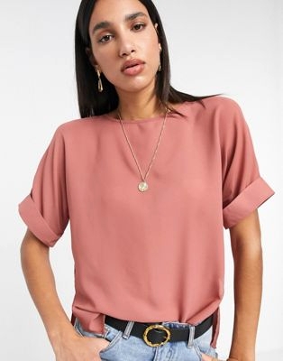 Розовая oversized-футболка с отворотами на рукавах