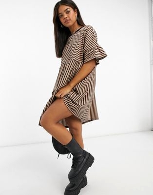 Суперсвободное платье в стиле oversized с оборками на рукавах серо-коричневого цвета в черную полоску