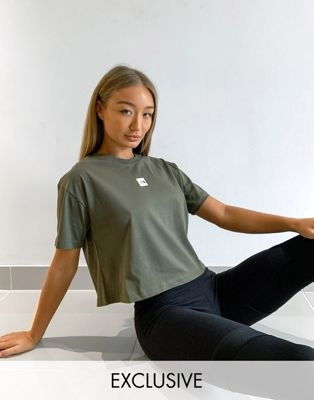 Зеленая укороченная футболка с логотипом The North Face. Эксклюзивно для